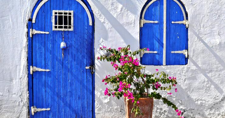 Casa com porta de madeira