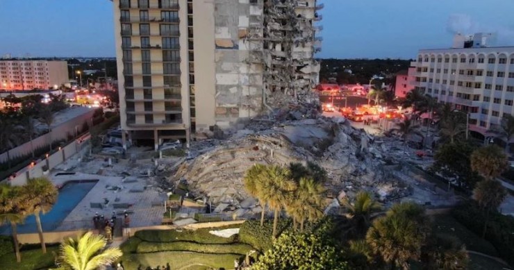 Prédio de 12 andares desaba parcialmente junto a uma praia de Miami  