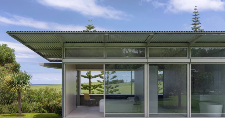 A casa de sonho que todos gostaríamos de ter: com jardim, piscina e vista para o mar 