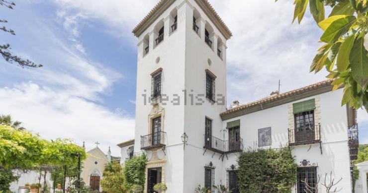 Viver um sonho num palacete do século XV com capela, piscina e jardins árabes