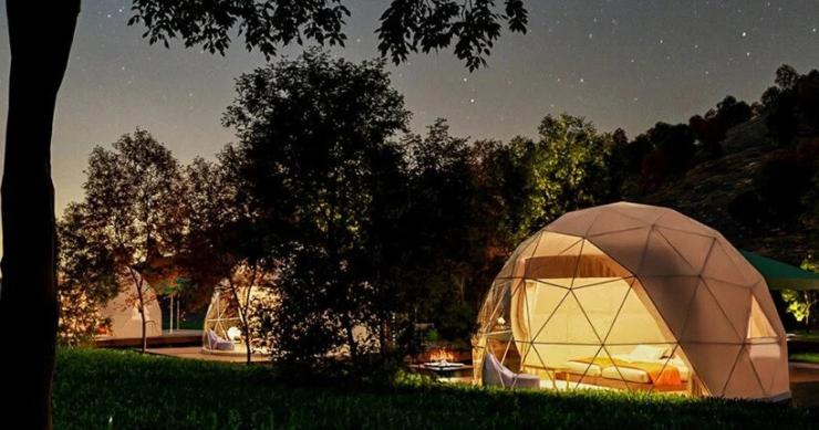 Dormir num incrível ‘glamping’ de luxo numa floresta japonesa 