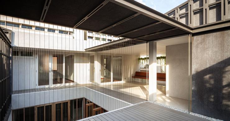 Esta incrível casa no centro de Bangkok foi reabilitada com materiais pré-fabricados