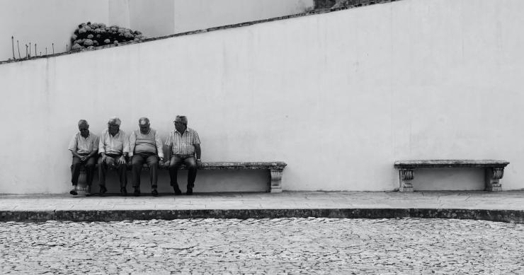 Estar sentado ao fresco à conversa quer ser património da Humanidade