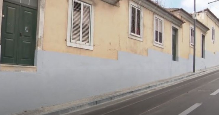 Obras na Ajuda deixaram casas com a porta a 1,5 metros do chão