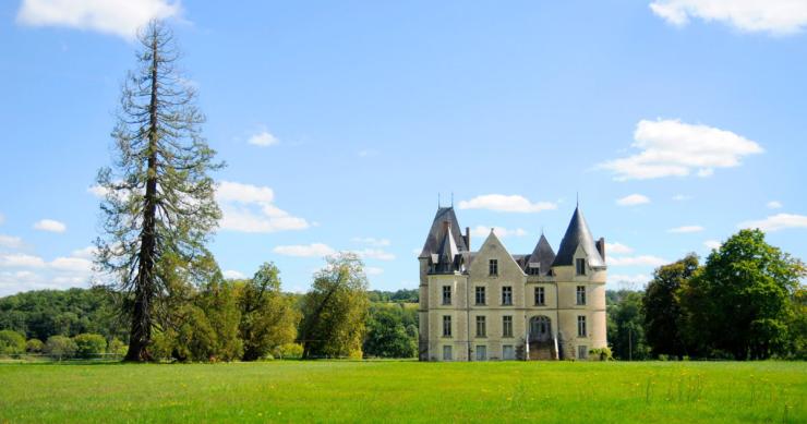 Um acampamento de verão num castelo onde artistas dão aso à imaginação 