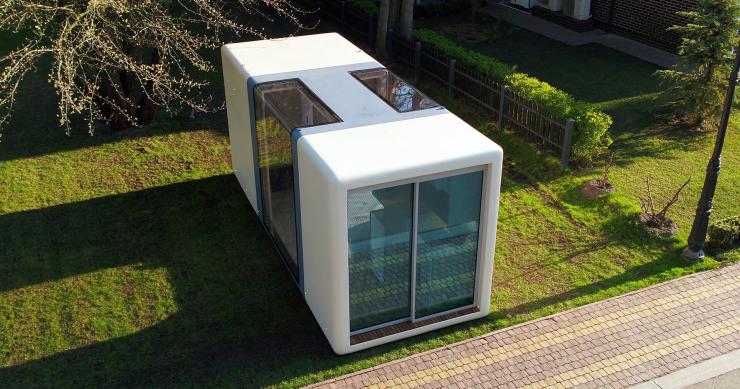 Esta minicasa pré-fabricada sobre rodas vende-se pronta a usar