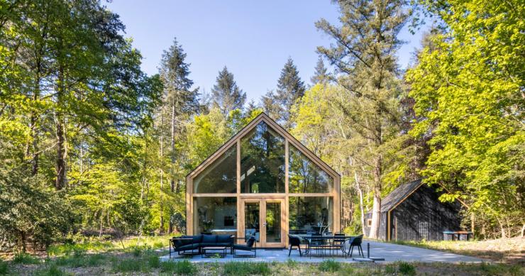 Uma casa de madeira pré-fabricada perfeita para viver no campo ou cidade