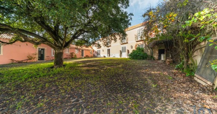 This charming 17th century farmhouse has a beautiful rustic aesthetic