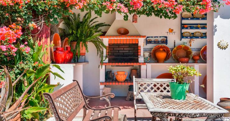 Casas com churrasqueira e jardim 