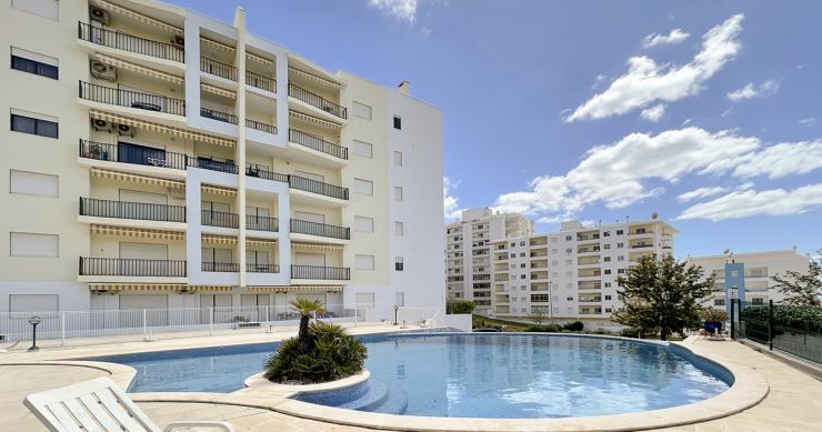 apartamentos em condomínio com piscina à venda