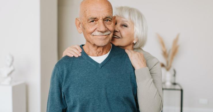 Casal de reformados a sorrir