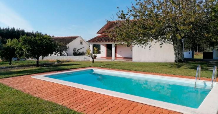 Casa com piscina e jardim à venda