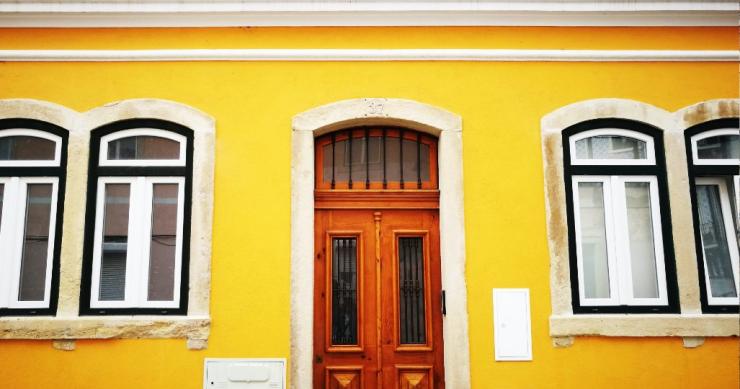 Porta Prédio Amarelo