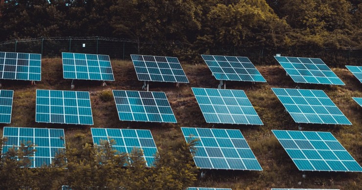 painéis solares fotovoltaicos em terreno