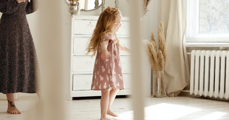 Mãe e filha na sala