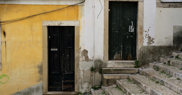 casas sobrelotadas