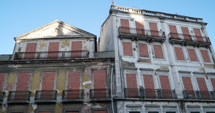 Há muitos prédios devolutos sem dono, o que é um problema