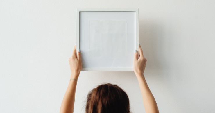 Como pendurar coisas na parede sem furar? Nós explicamos