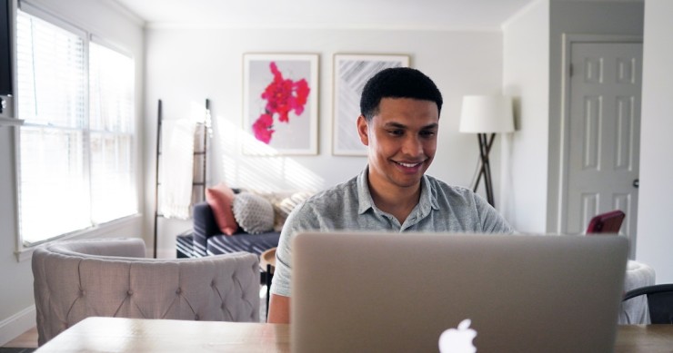 jovem em frente de computador