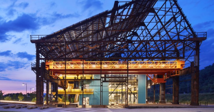 Vista exterior por la noche con la instalación iluminada