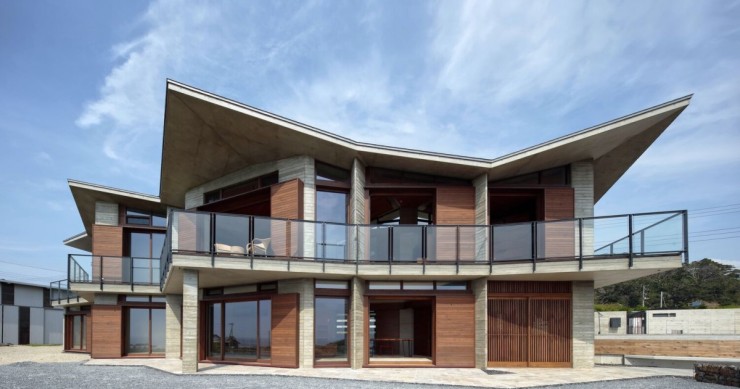 Casa de luxo com vista para o mar e com uma forma curiosa no Japão