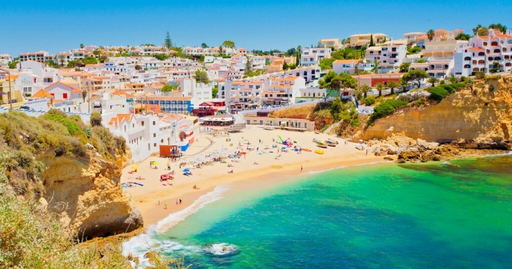 Where do most expats live in the Algarve?