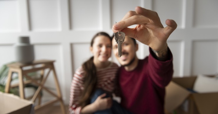 Casal jovem arrenda uma casa