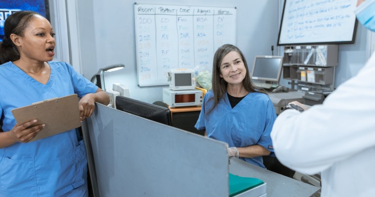 Enfermeiras e médico no hospital