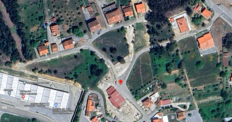 Terreno situa-se junto à Rua Padre António Inglês, em Vale de Figueiró Terreno em leilão por um euro