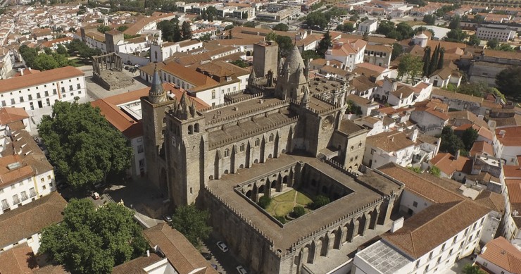 Évora