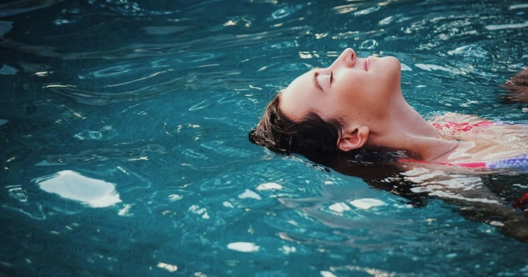 cabelo molhado de jovem dentro da piscina