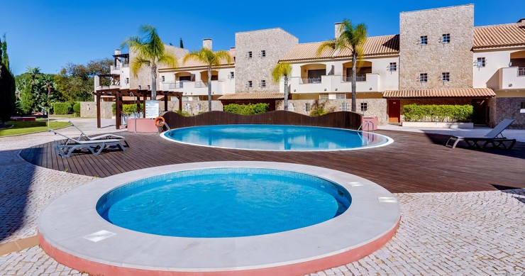 Casas com piscina à venda