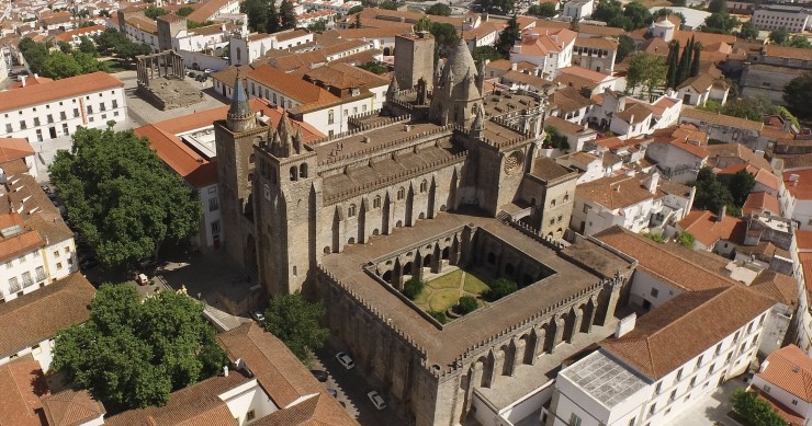 Évora