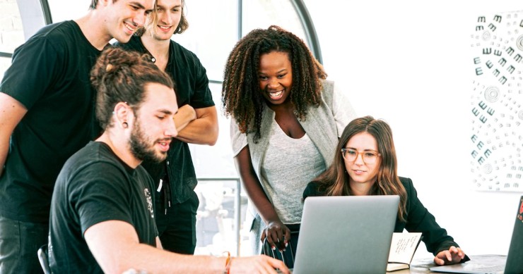 jovens em frente do computador