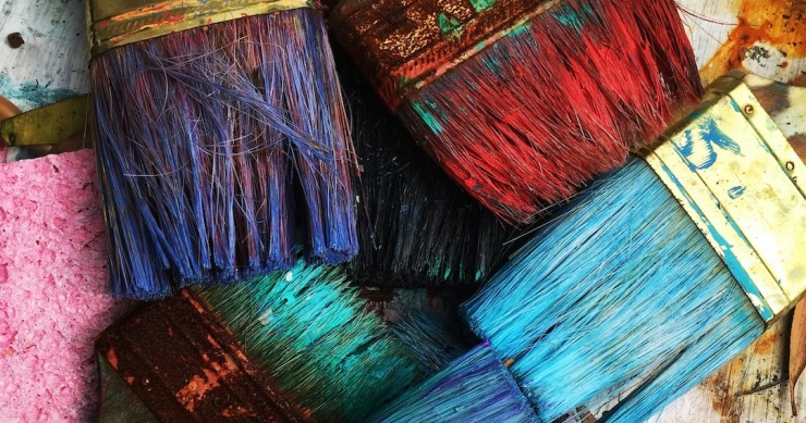 pincéis com várias tintas