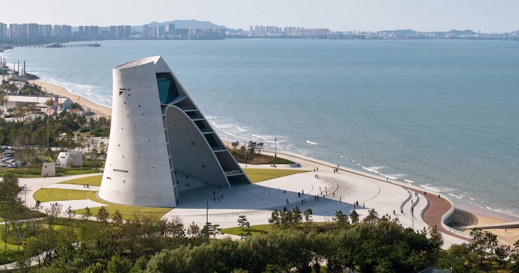 La Sun Tower, de 50 m de altura y diseñada por el estudio chino Open Architecture, se ubica en Yantai, China, y está concebida como un “reloj de sol gigante”.
