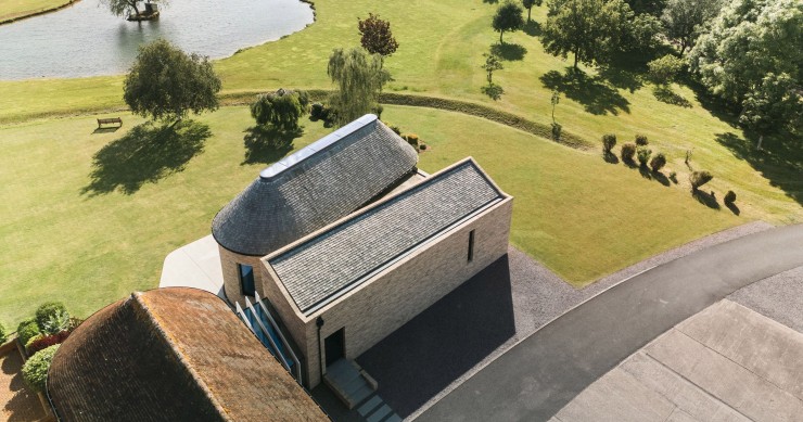 La Malvern Pool House, está ubicada en el corazón de Warwickshire, Inglaterra y ha sido diseñada por el estudio Klas Hyllén Architecture.