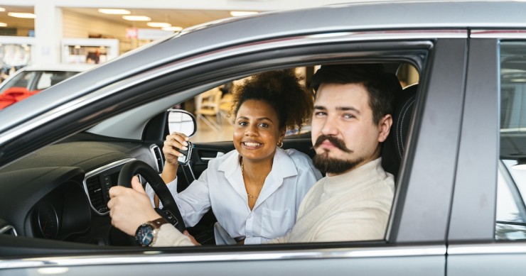 jovens dentro de carro recém comprado