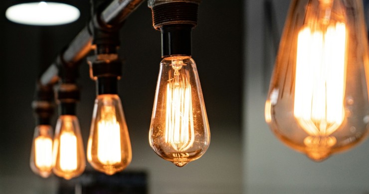 luzes penduradas no teto