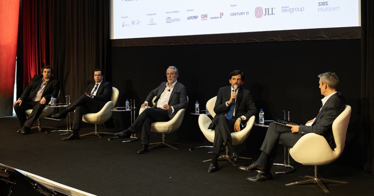 Avelino Oliveira, Presidente da Ordem dos Arquitectos | Bento Aires, Membro do Conselho Diretivo, Ordem dos Engenheiros | Paulo Caiado, presidente da APEMIP | Hugo Santos Ferreira, presidente da APPII | Moderador Estabilidade legislativa na habitação