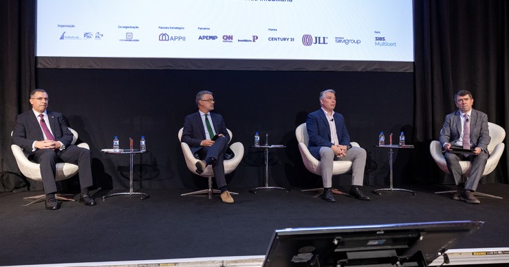 Alberto Torres, Diretor de Área Parcerias Comerciais no Banco BPI | João Simões Cunha, Diretor Executivo na SIBS Multicert | Tiago Vilaça, presidente na ANICA | Moderador Intermediários de crédito em Portugal