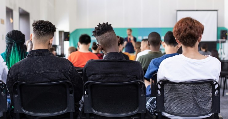jovens em escola