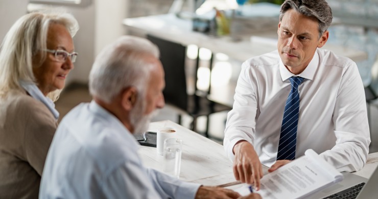 Homem no notário a fazer o seu testamento