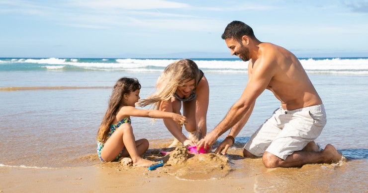 família na praia