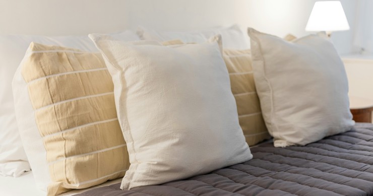 almofadas em cama 