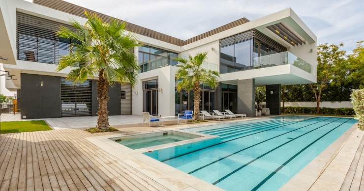 deck de madeira junto a piscina