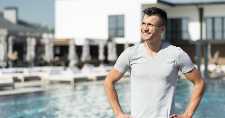 homem em frente à piscina