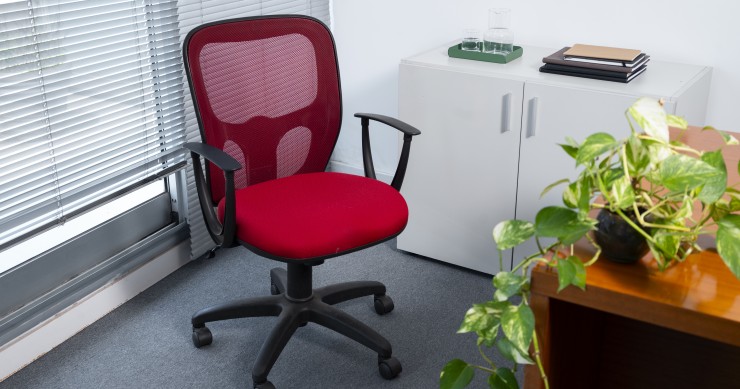 Cadeira de escritório ou estudo.