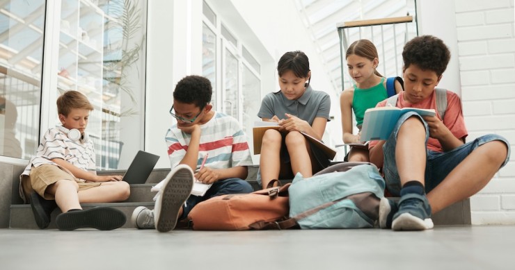 miúdos no recreio a estudar