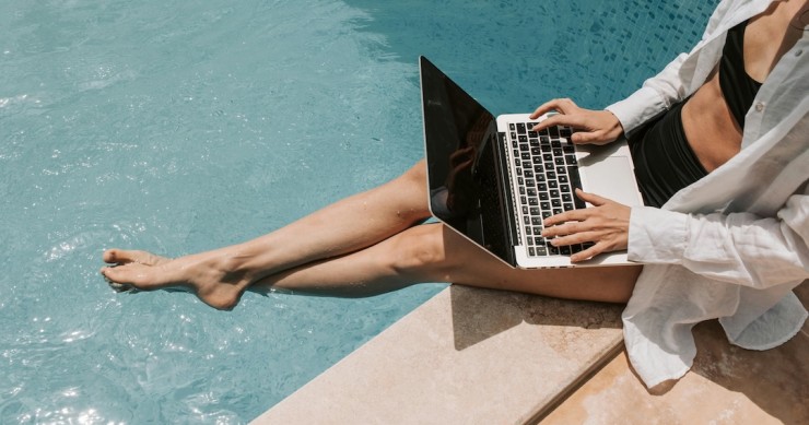 piscina com computador